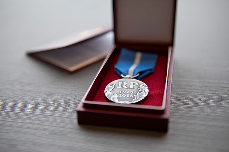 Andrzej Wiśniowski modtager medaljen for hundredåret for genvundet uafhængighed i Polen 